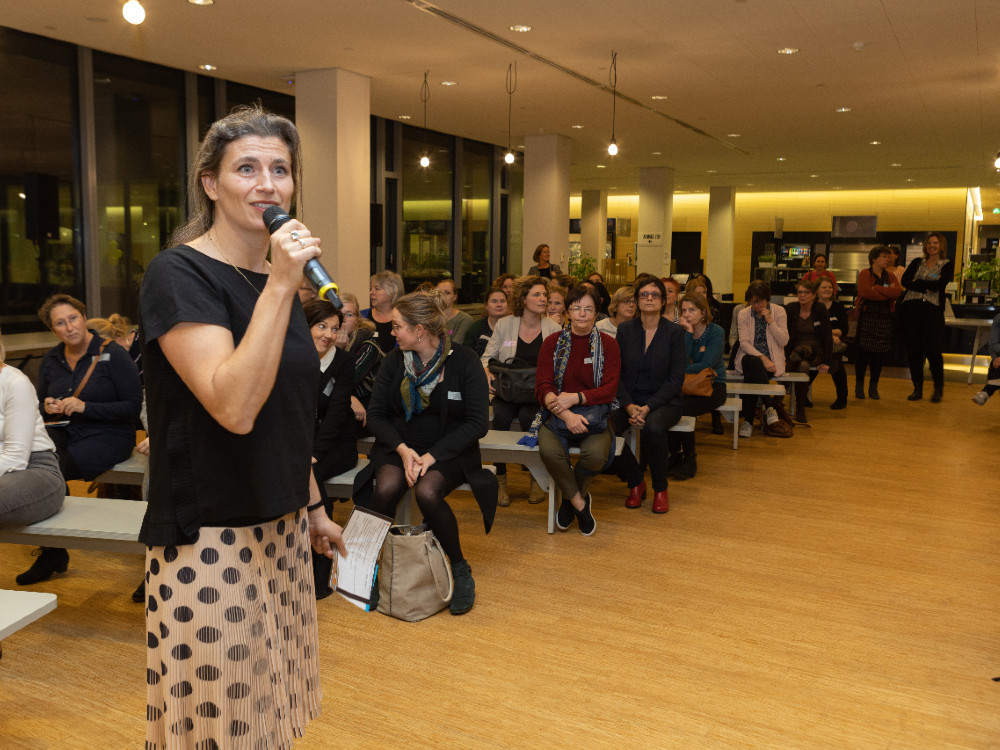 Lisa Peters dagvoorzitter conferentie Kansrijke Start Gemeente Utrecht